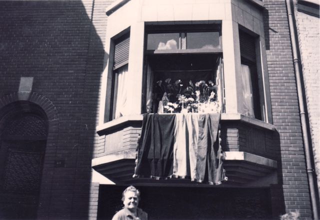 Op onverwachte dagen versierden wij ons balkon alsof het feest was. Onze nieuwsgierige buurvrouw werd daar helemaal simpel van.